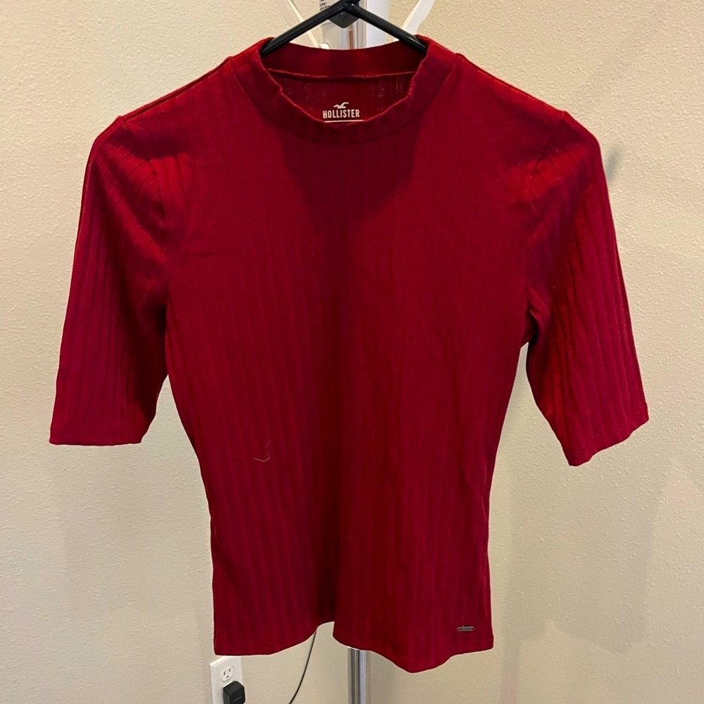 Women’s Hollister short sleeve shirt (size medium)